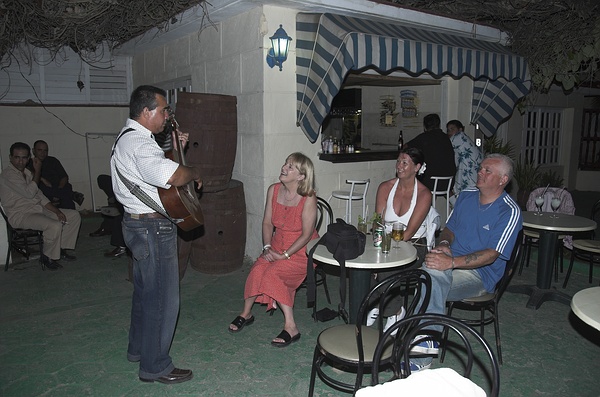 Adolfo Uno serenades.jpg
