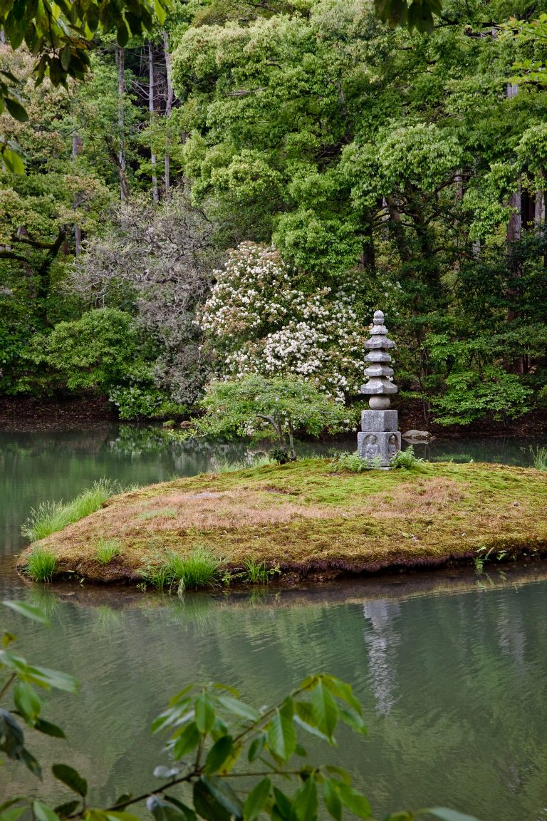 White Snake Mound</br><big>白蛇塚</big>
