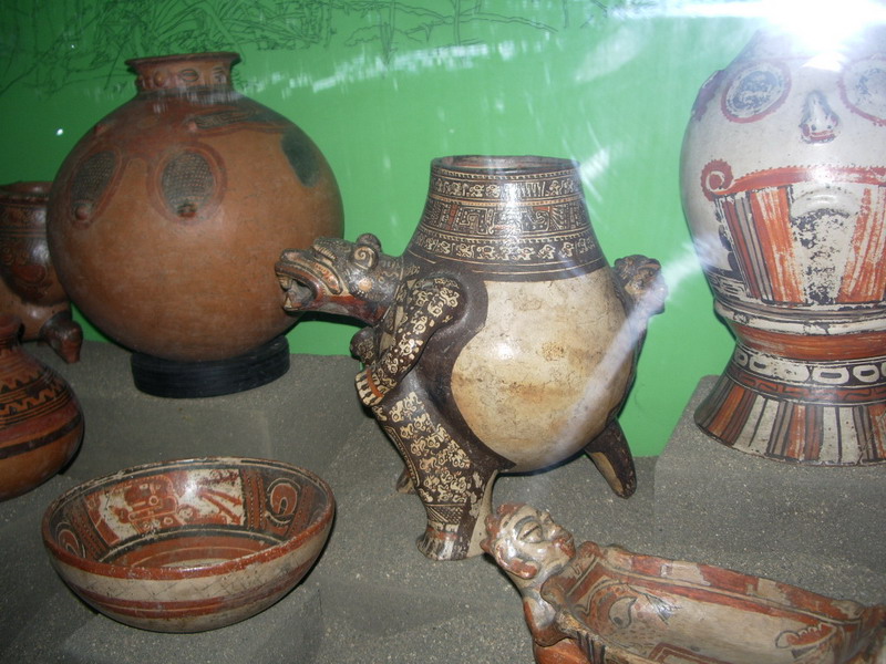 Pre-columbian pottery National Museum.JPG