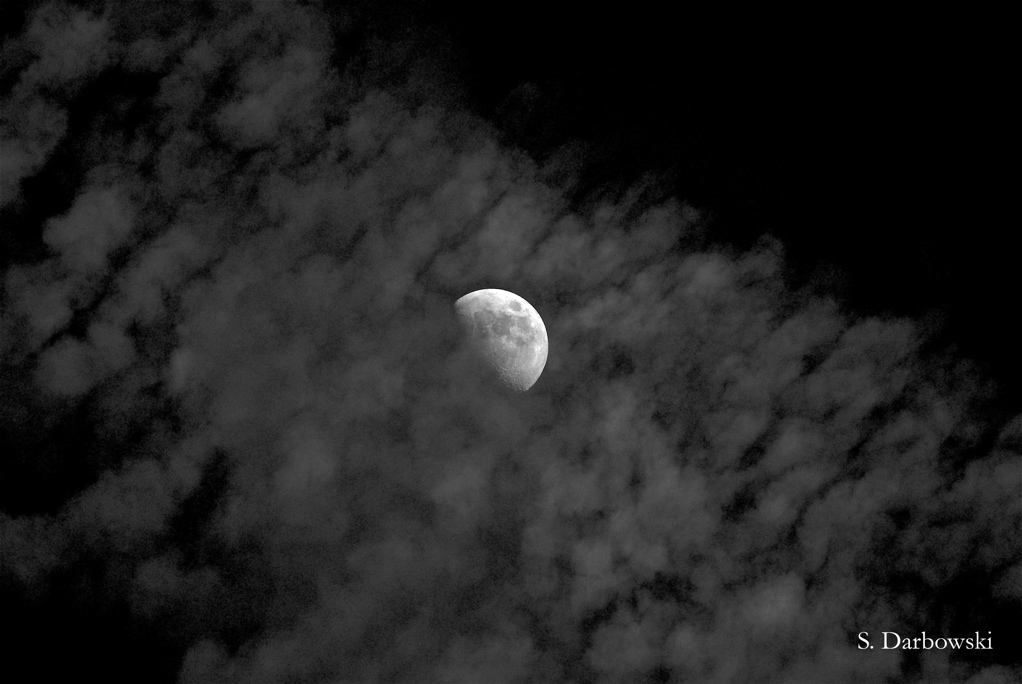 Une lune dans les nuages