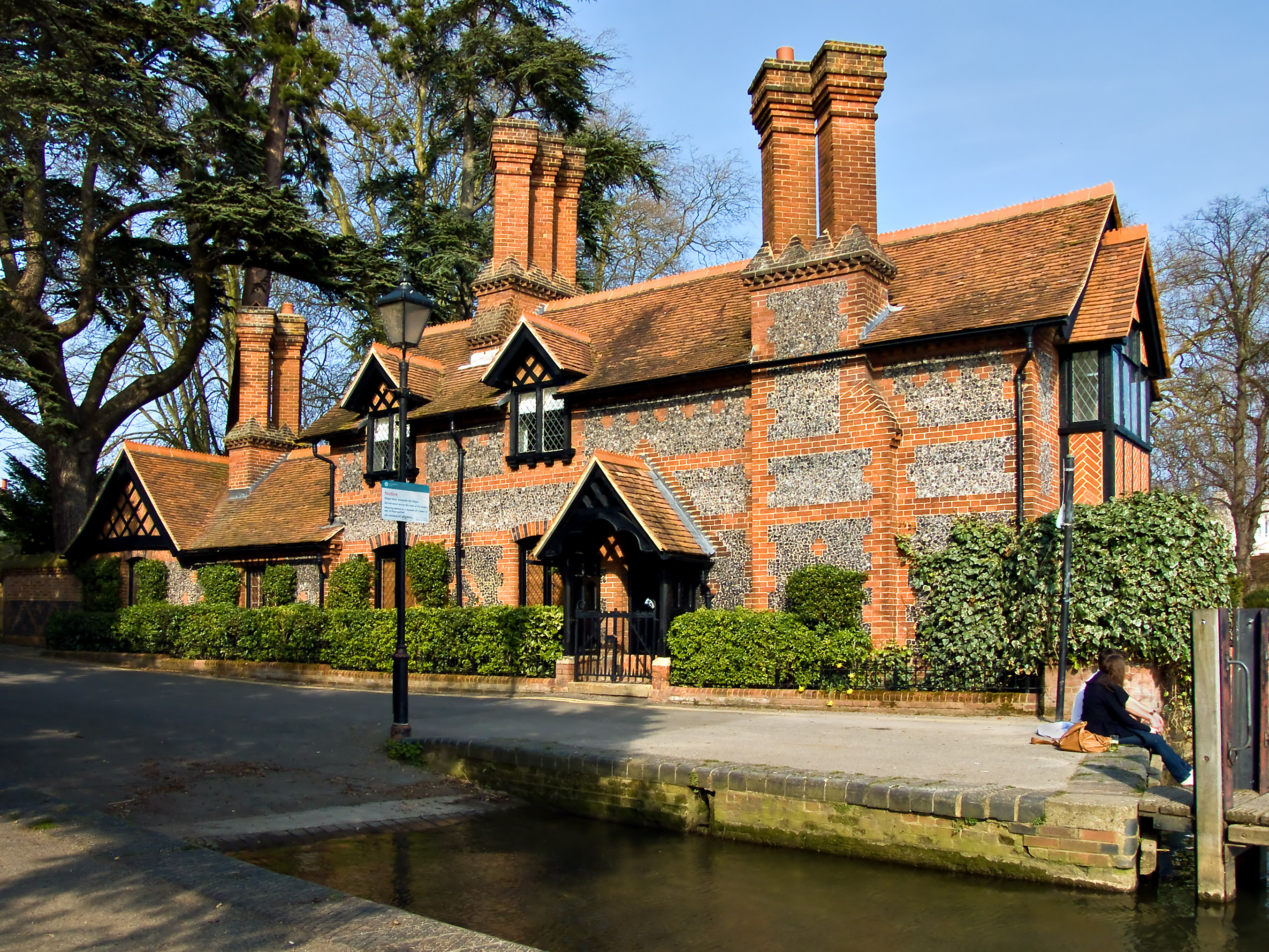 Marlow_house_by_river_7906_ed1_W1024.jpg