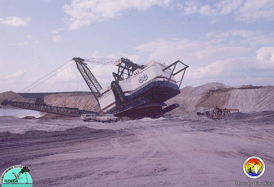 Dragline in pit.jpg