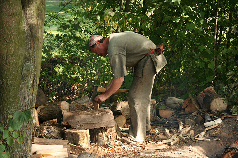 Wood tar and pitch stand - preparing wood