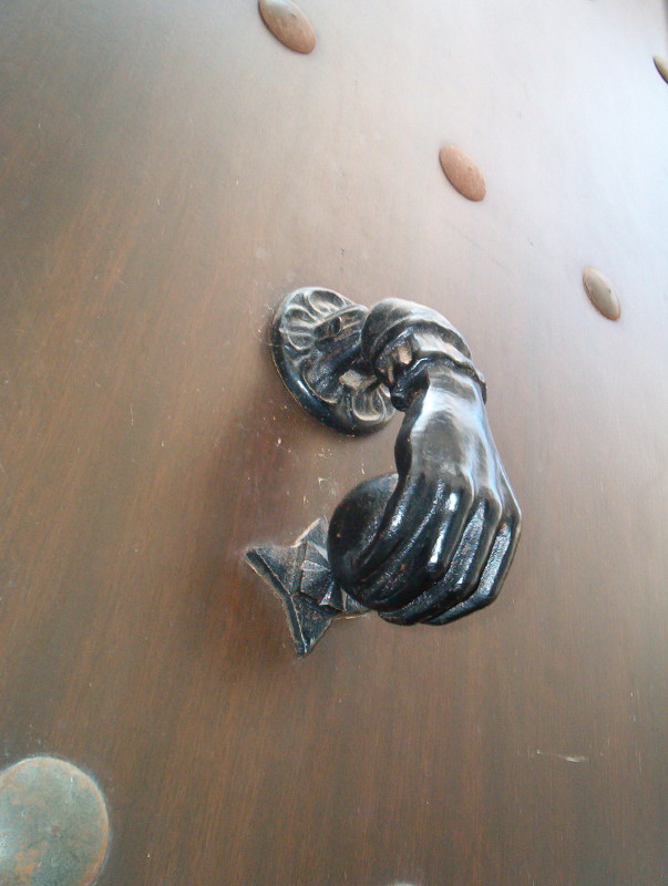 Who needs a doorbell when you have a knocker like that?