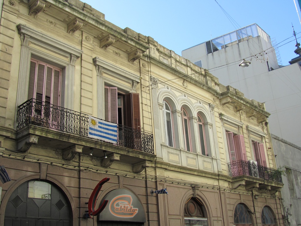 passing into the old city (Ciudad Vieja) peninsula