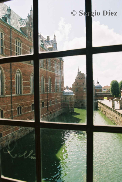 80-Moat at Frederiksborg Slot.jpg