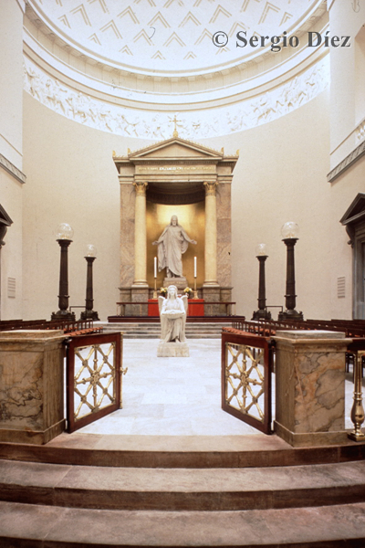 92- Vor Frue Kirke - Font and altar.jpg