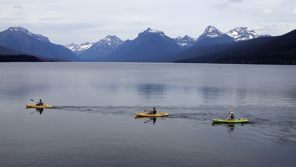 In the evening the kayakers are out again.