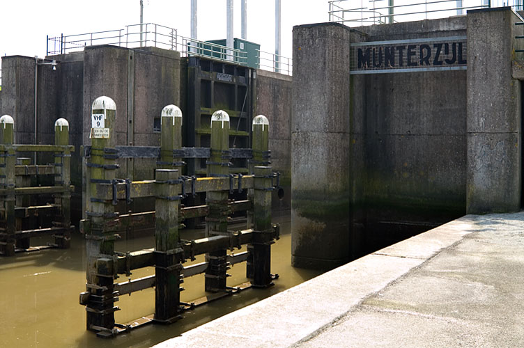 Termunterzijl,  locks