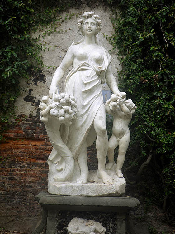 Sculpture, Palazzo Manzi