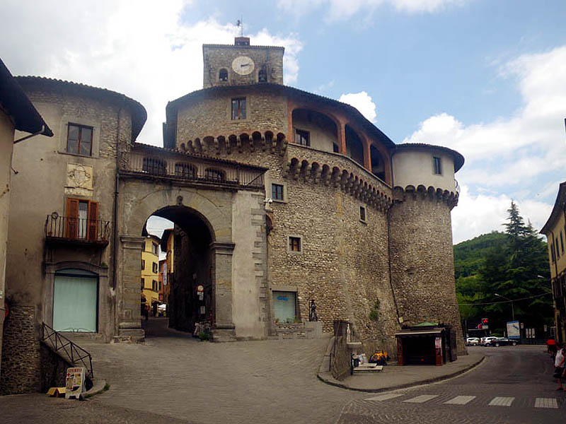  Castelnuovo, town outside Lucca in the Tuscan hills