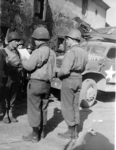Flenory Griggs receives the Bronce Star from Lt. Col. Charles Sargent