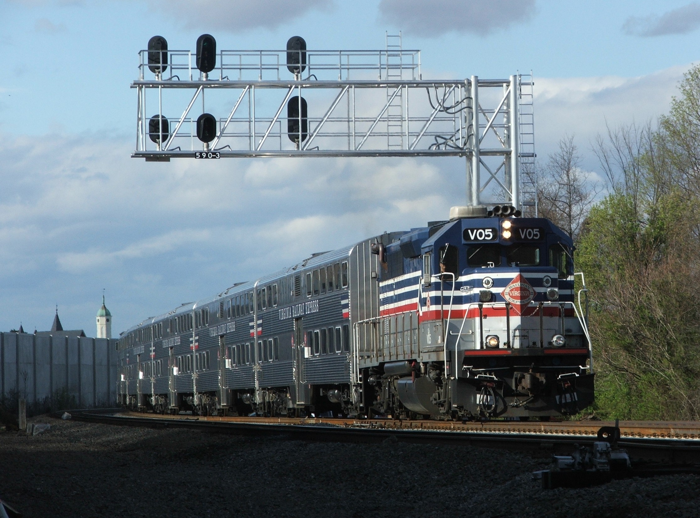 The earliest southbound VRE heads south through FB with V05, clean from the morning down pours.