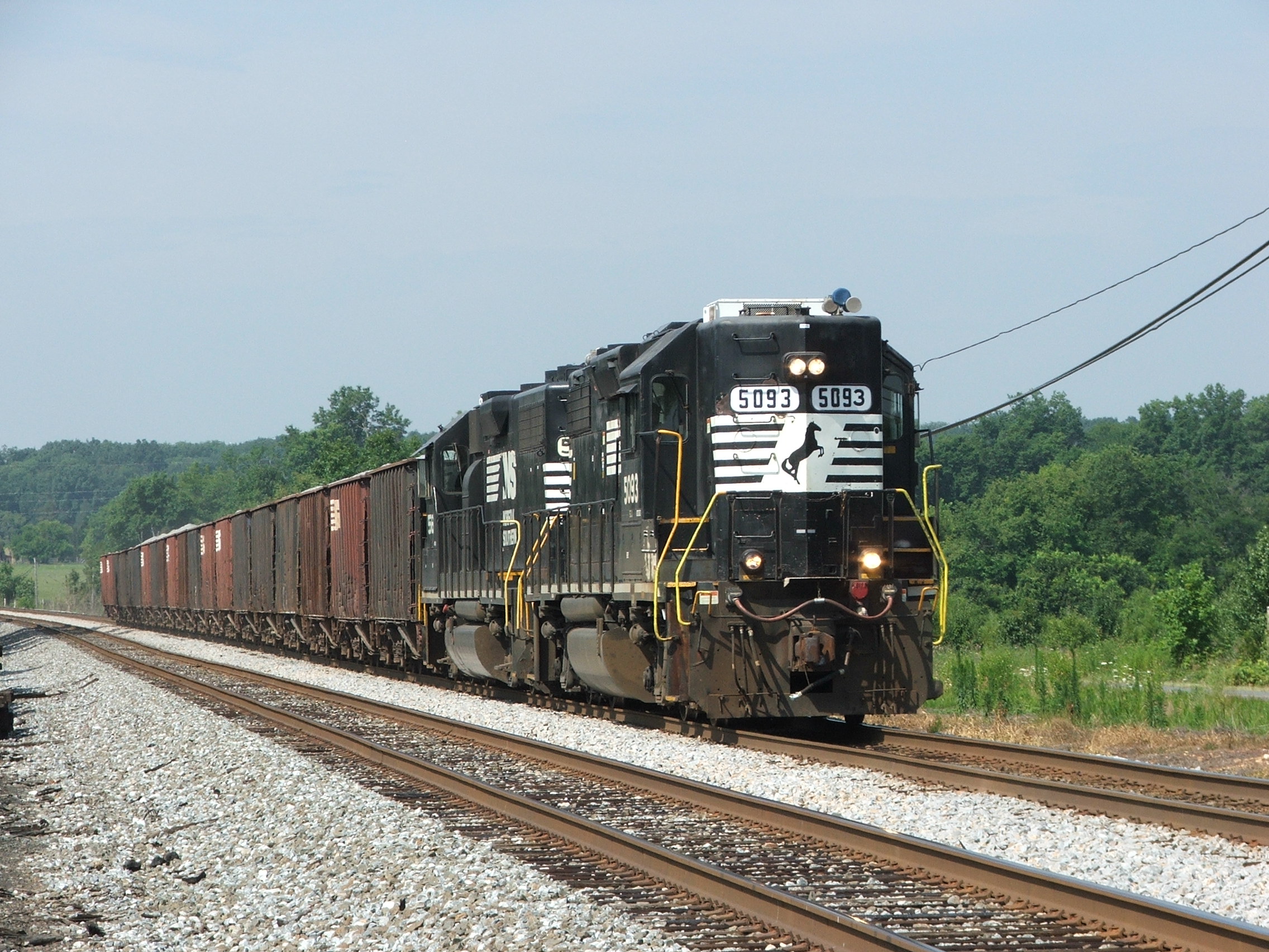 P51 heads north with HH 5093 leading the mini-rock train @ Bealton, VA