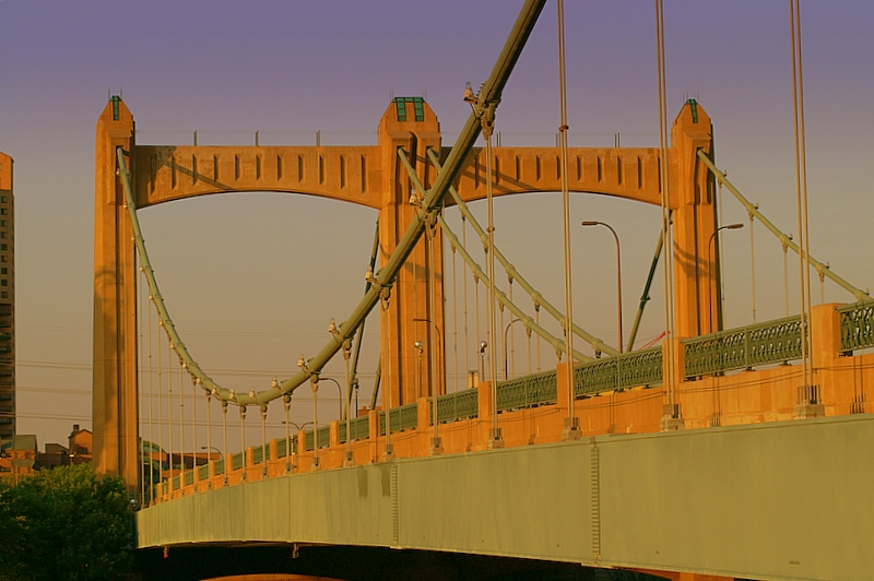 Sideview of Hennepin Avenue Bridge