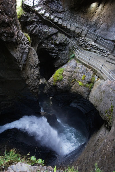 20050916 332 Lauterbrunnen - Glacial water caves.jpg