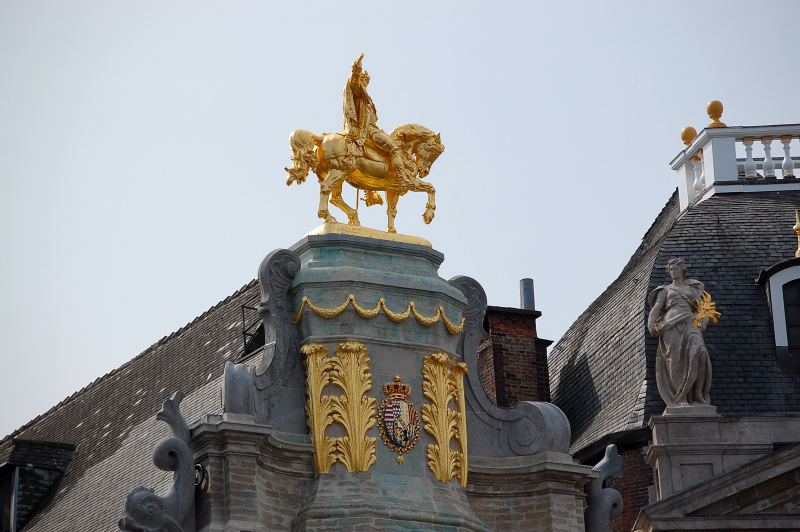 Le Grand Place roof art