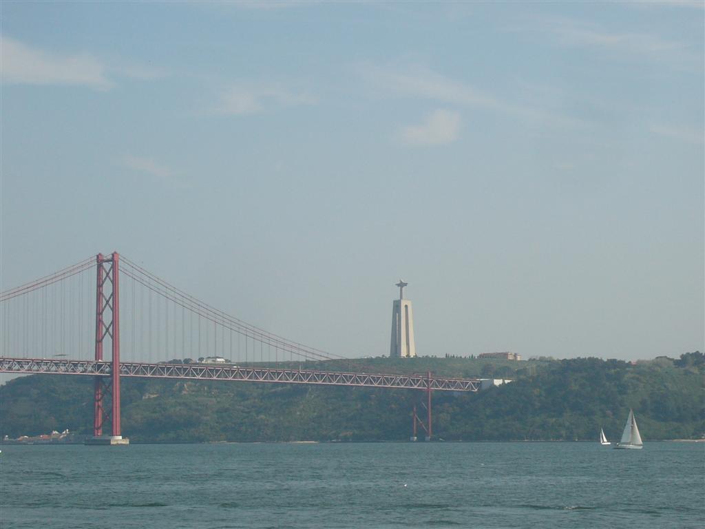 Ponte 25 de Abril met beeld Christo Rei aan de andere kant van de Taag