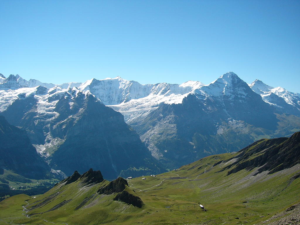 In de achtergrond Gross Fiescherhorn en rechts Eiger