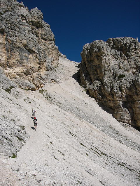 Afdaling vanaf Forcella dArcia richting rifugio Venezia