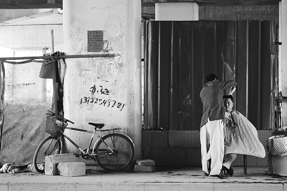 Barber, Suzhou Creek, Shanghai 2005