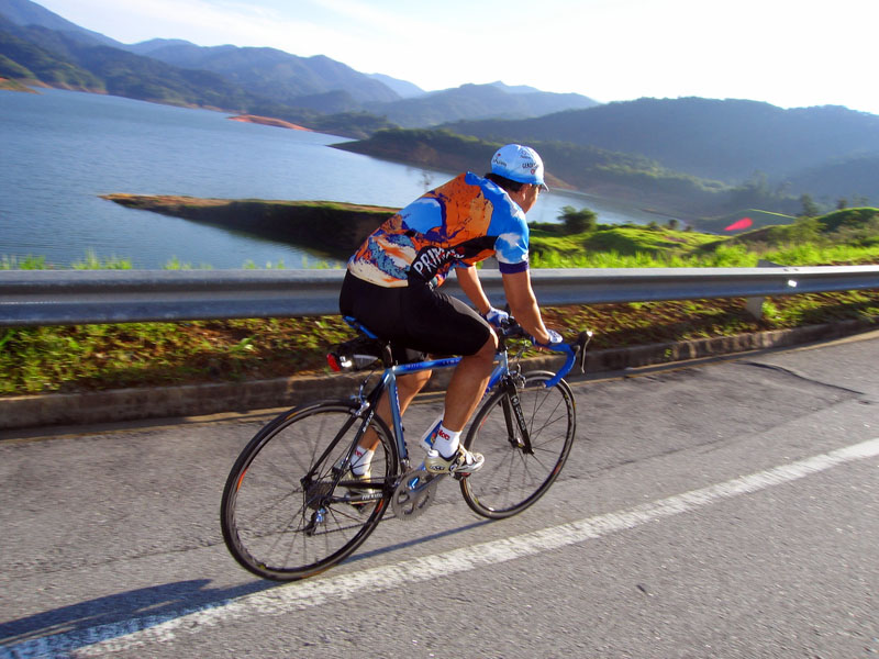 Kadri racing up Fraser Hill road without a helmet. (Colnago Titanium)