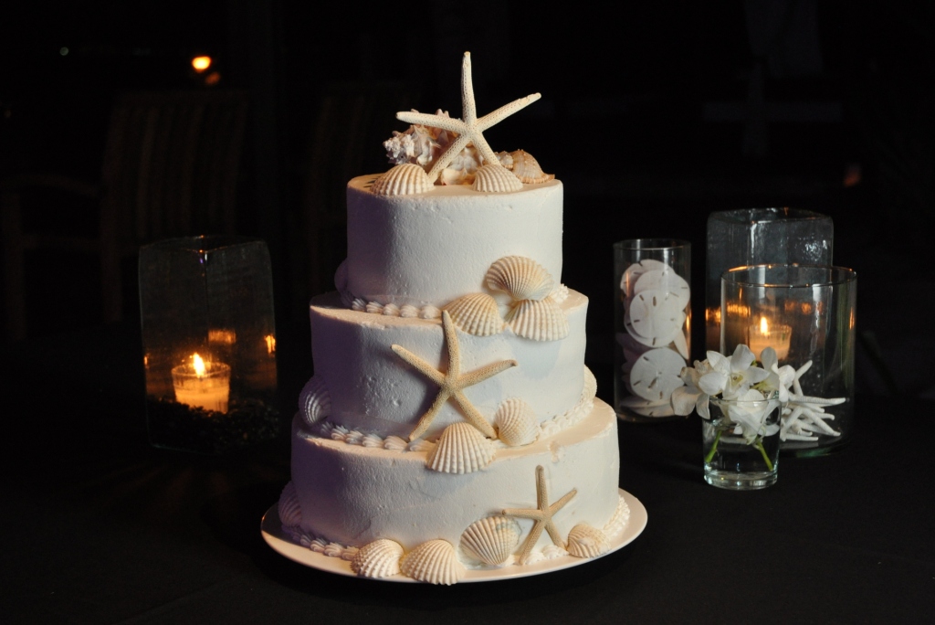 Elegant beach wedding cake with starfish and pale blue fondant. Photo by: Kate Bahnsen