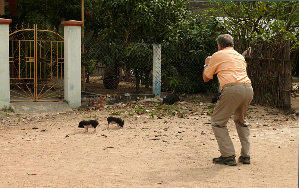 Piglet hunt, Suoida, Vietnam, 2007