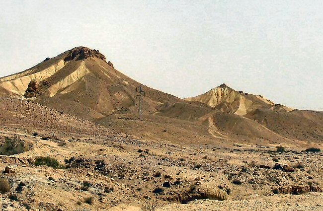 Tween Mountains At the Negev.JPG