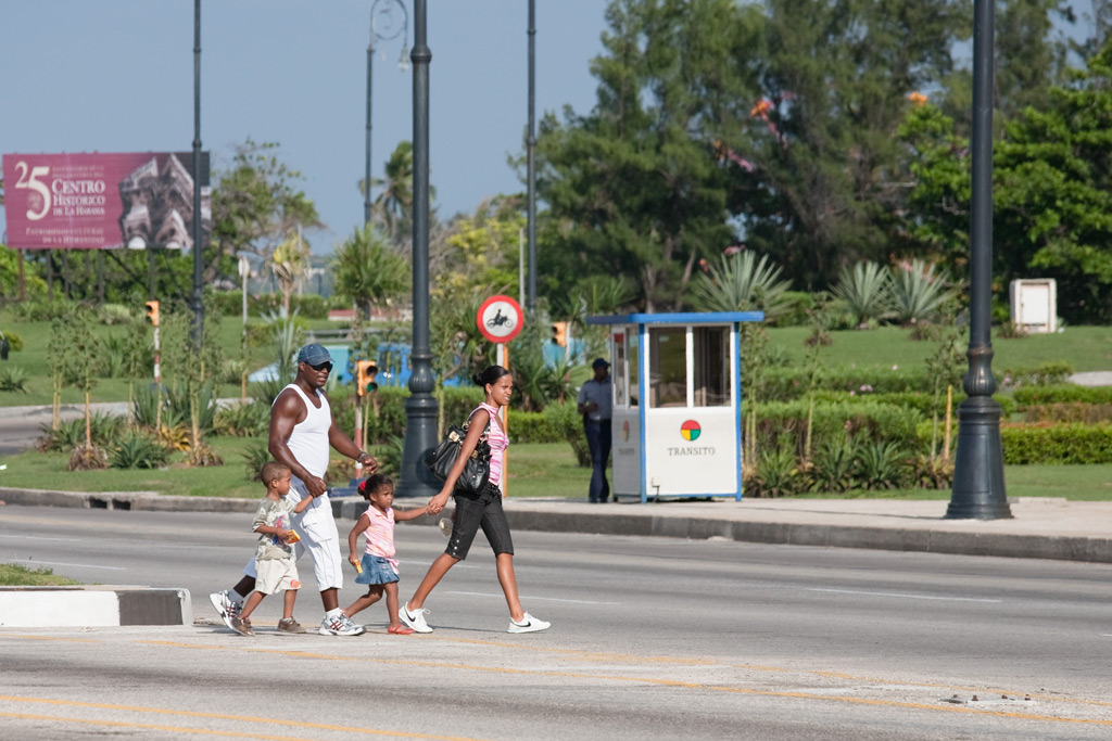 Familia paseando en domingo (La Habana)