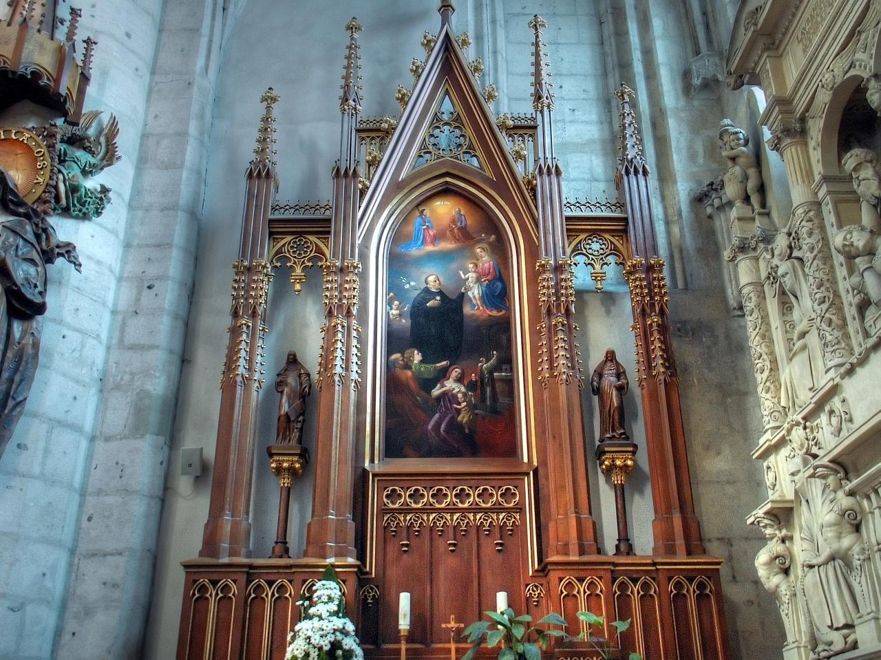 altar in lateral nave
