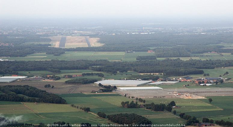 Vliegveld van Weelde in de achtergrond