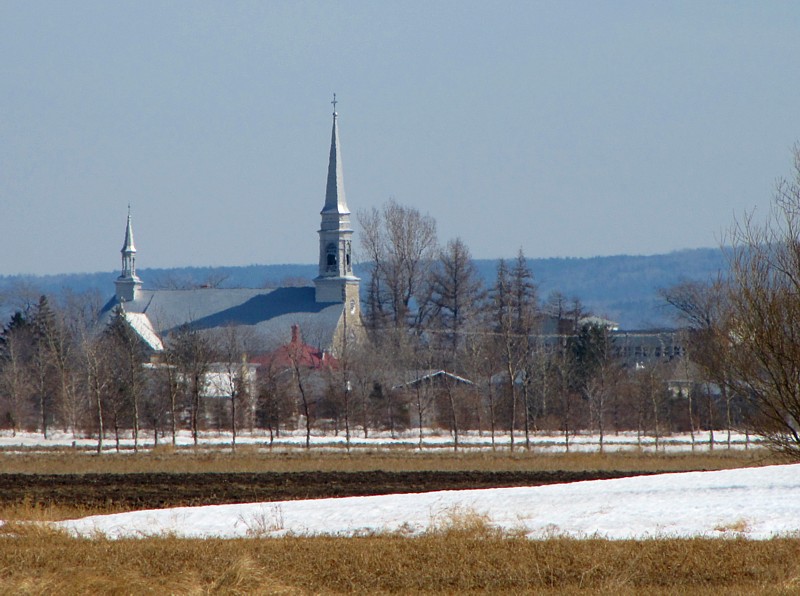 Une glise au milieu des champs