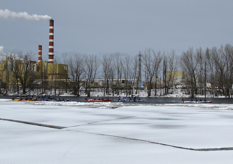 devant l'usine, sur le bras de la Saint-Maurice