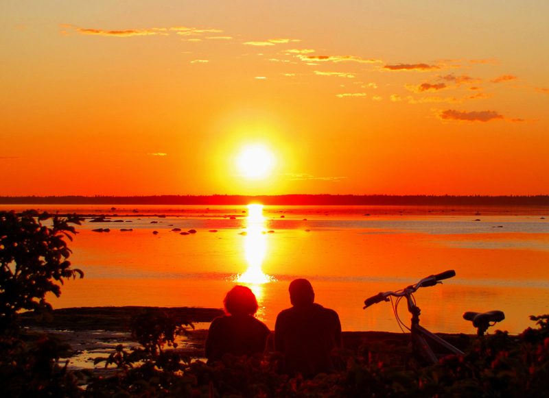 couple avec vlo devant le coucher de soleil