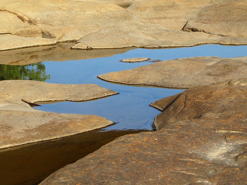 L'eau entre les rochers