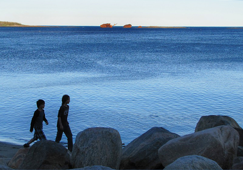 les enfants sur les rochers