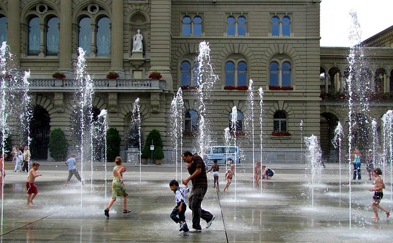 Place aux jeux d'eaux devant le Palais Fdral