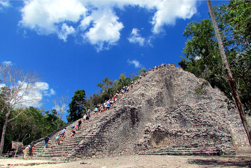 La pyramide du Nohoch mul , escalade ose