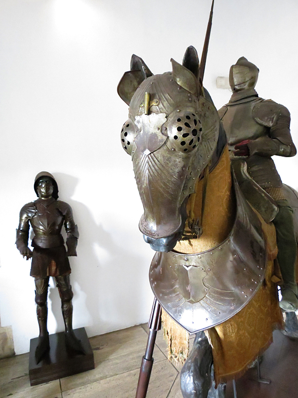 cheval, cavalier et soldat en armure