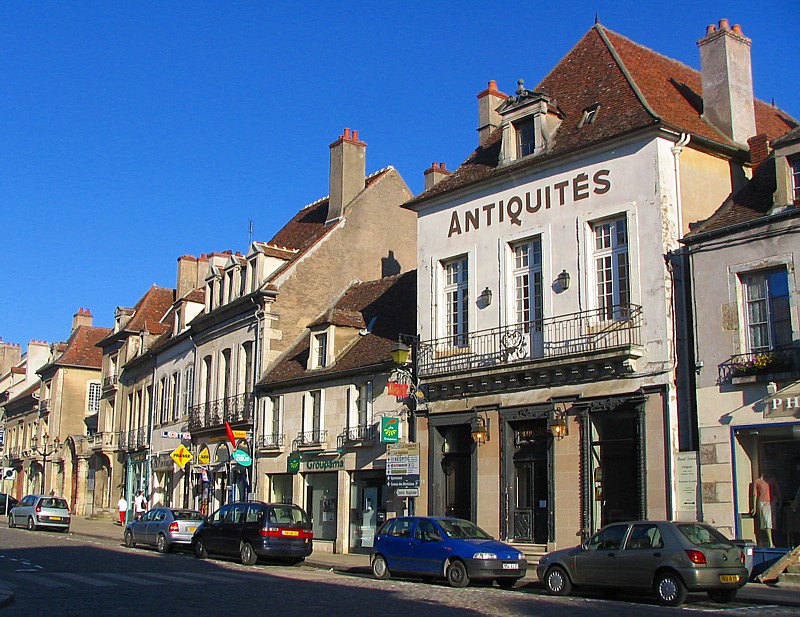 rue principale Semur-en-auxois.