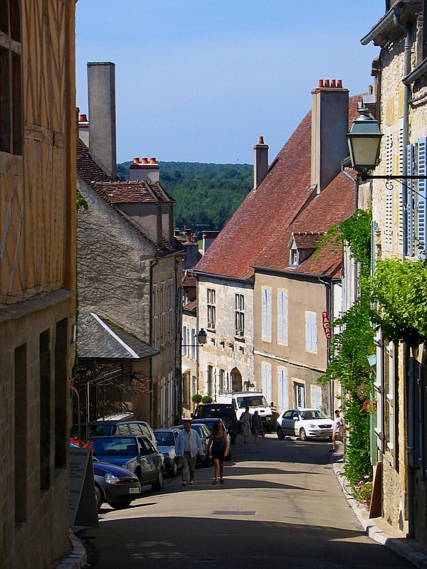 Vezelay , vers le bas du village