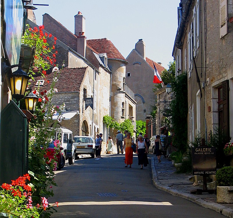 Vézelay , rue principale