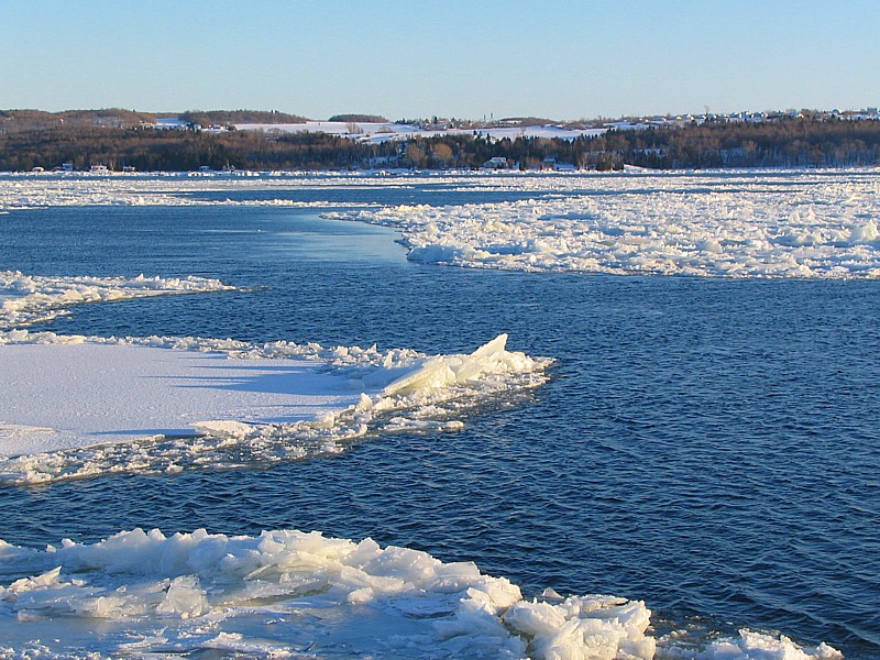 les glaces sur le fleuve