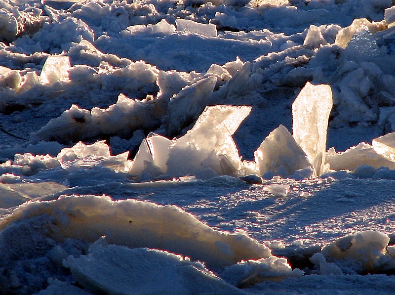 tempte de glace sur le bord du fleuve