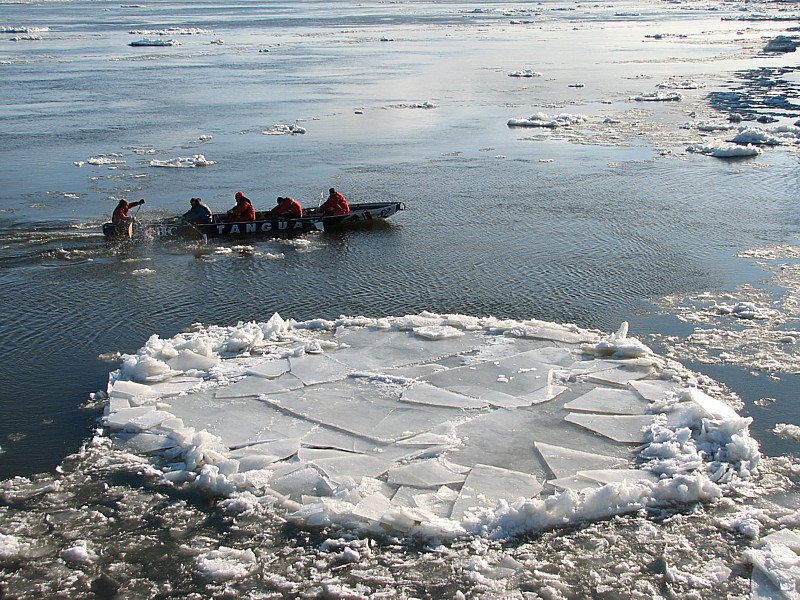 le canot contournant une plaque de glace
