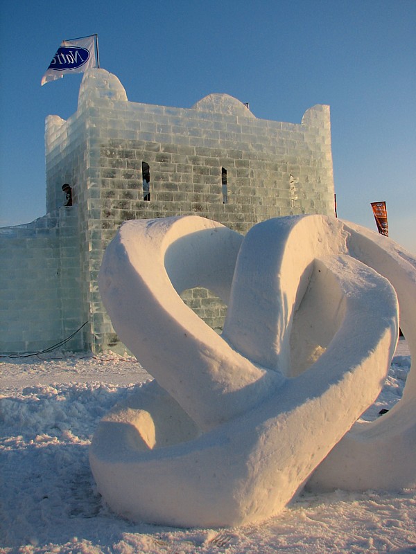 sculpture de neige devant un chteau de glace