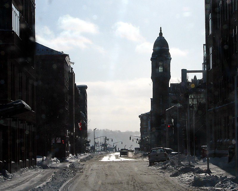 La rue Dalhousie  travers le pare-brise