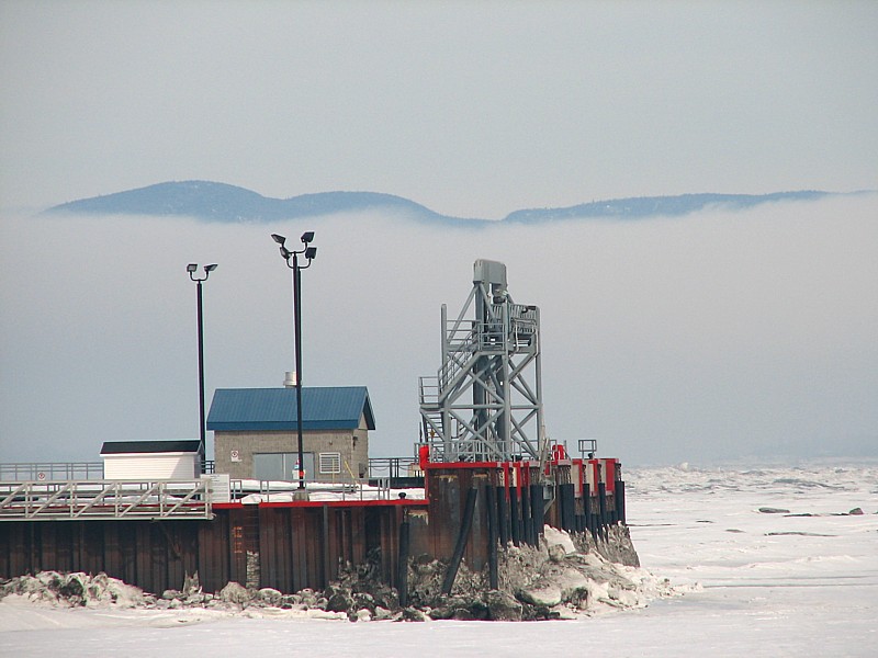 le quai de Montmagny et les montagnes de Charlevoix