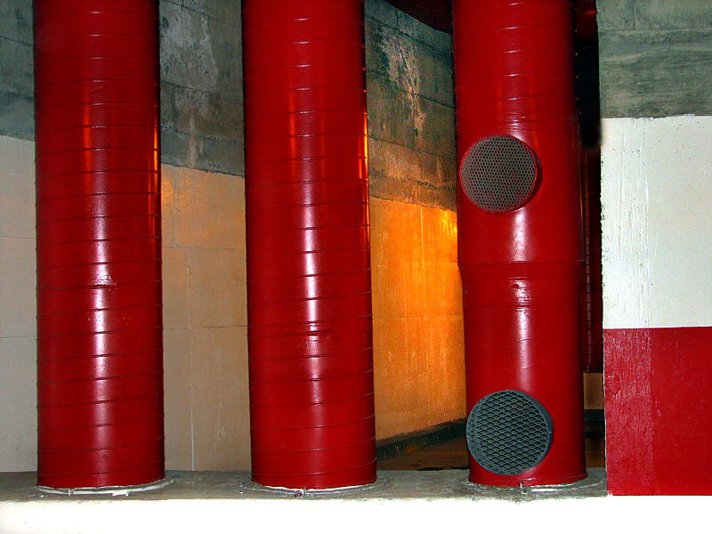 trois colonnes rouges